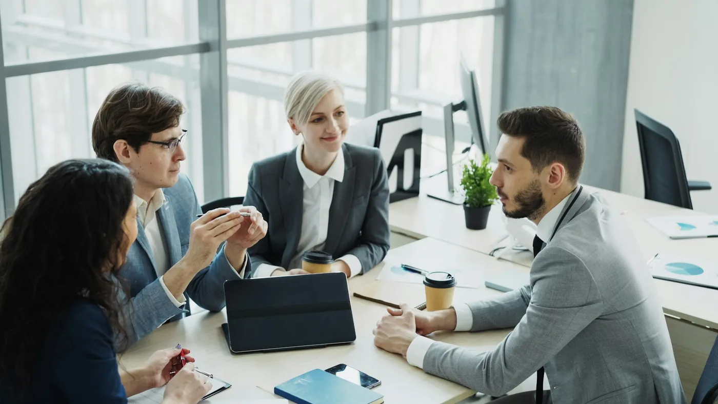 Strategisch overleg in een moderne kantooromgeving