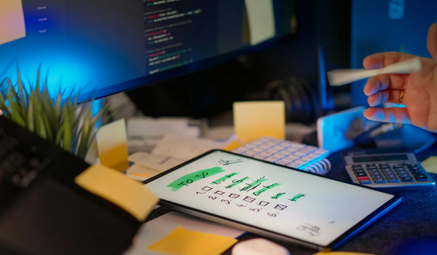 Digitale workflow op tablet met schermen en planning